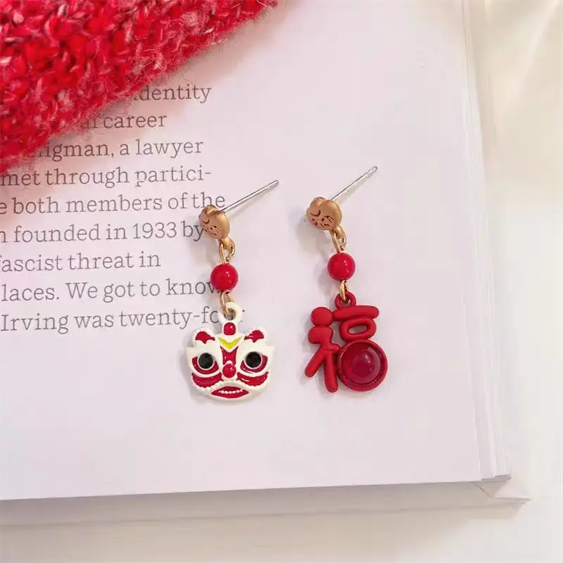 Modernos pendientes rojos con diseño de león y la letra 'Fu', joyería colgante adorable para mujer, regalo perfecto para amigas, para citas y uso diario.