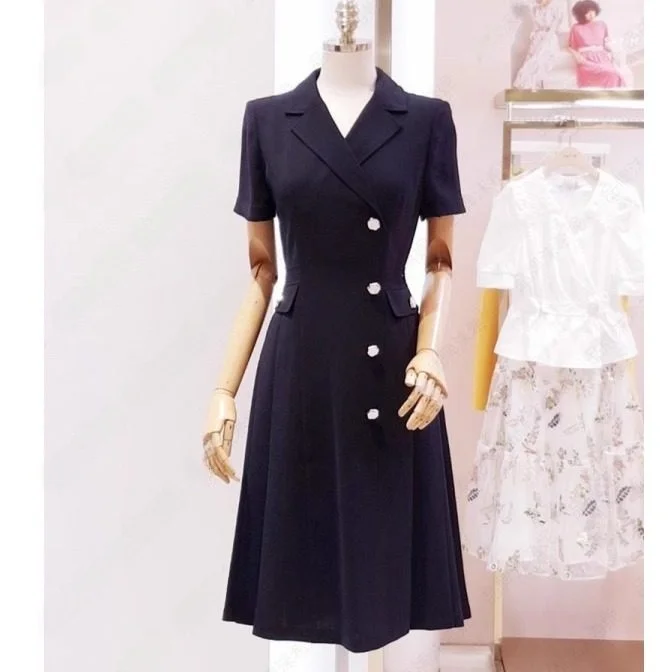 

Платье А-силуэта с высокой талией, пышными складками и воротником-стойкой от MICOAT Pure Original Korean Fashion, лето 2025