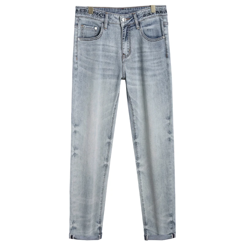 2024 Zomer Nieuwe Lichtblauwe Jeans Voor Heren Luxe Trend Borduurwerk Slim Fit Kleine Rechte Pijpen Veelzijdige High-End Broek