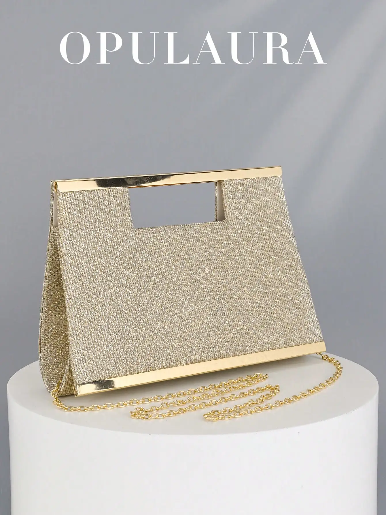 

Блестящий золотой клатч с металлической рамкой и съемным ремешком-цепочкой