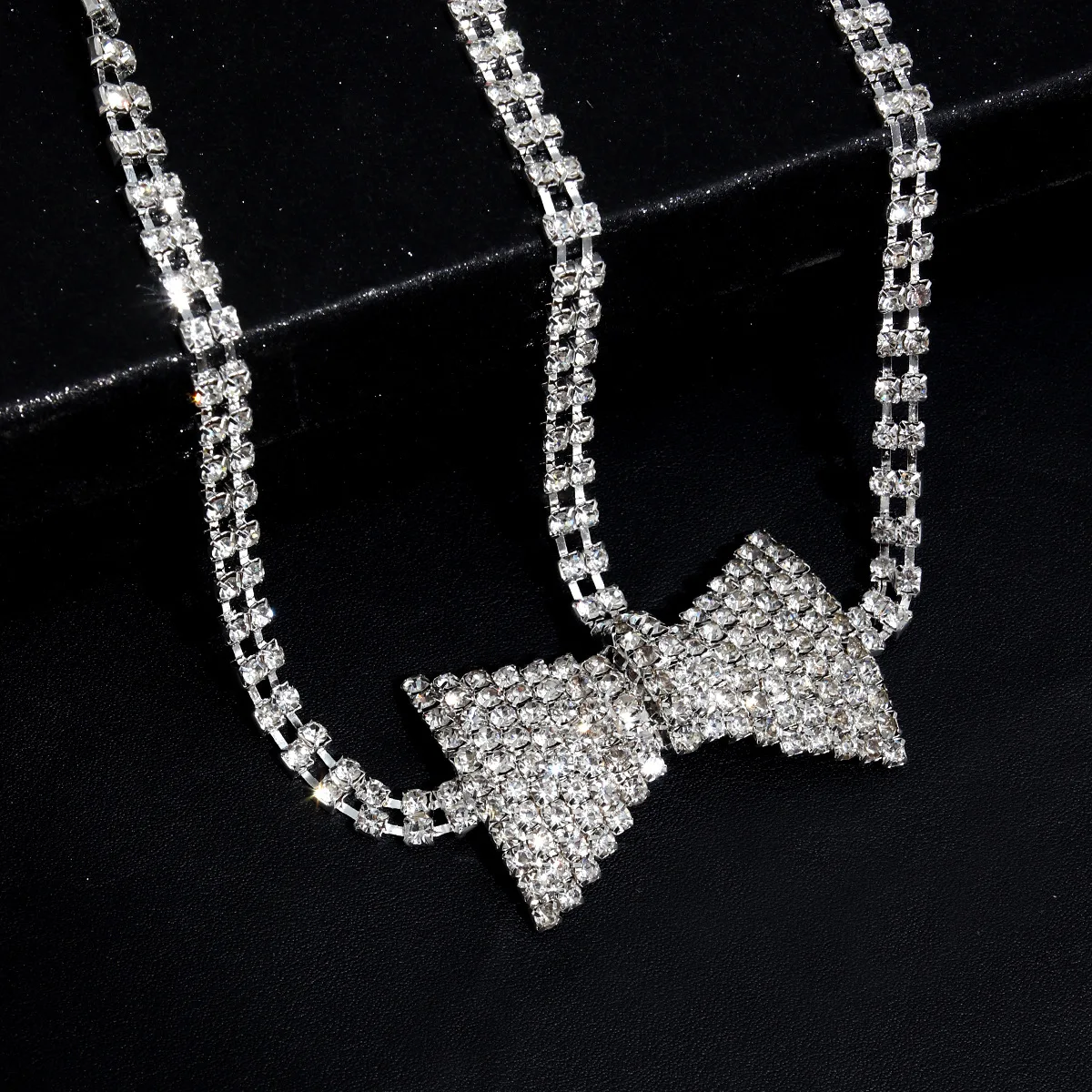 Cadena de pierna de diamantes de imitación con patrón de mariposa de lujo ligero de doble capa de moda, joyería de cadena corporal para mujer