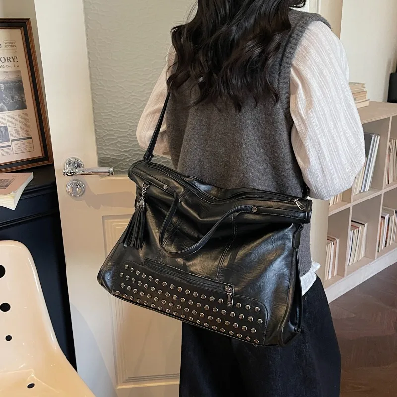 Damen-Handtasche mit Nieten- und Quastenverzierung, Weiche PU-Leder Schultertasche, Große Umhängetasche für den Alltag – Detail 9