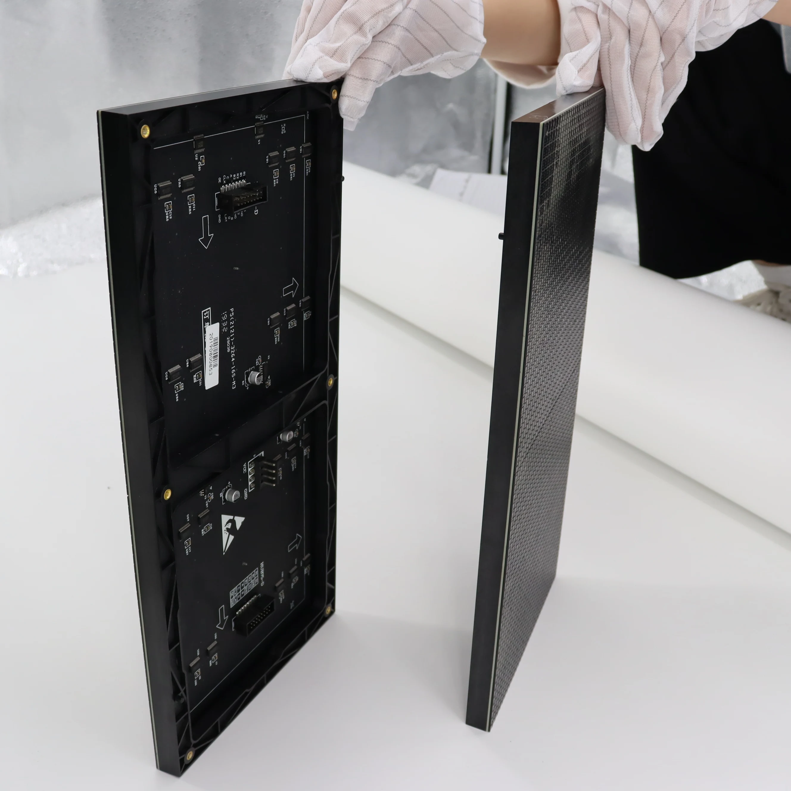 Customizable P2.5 LED Digital Signage and Display for Outdoor or Indoor