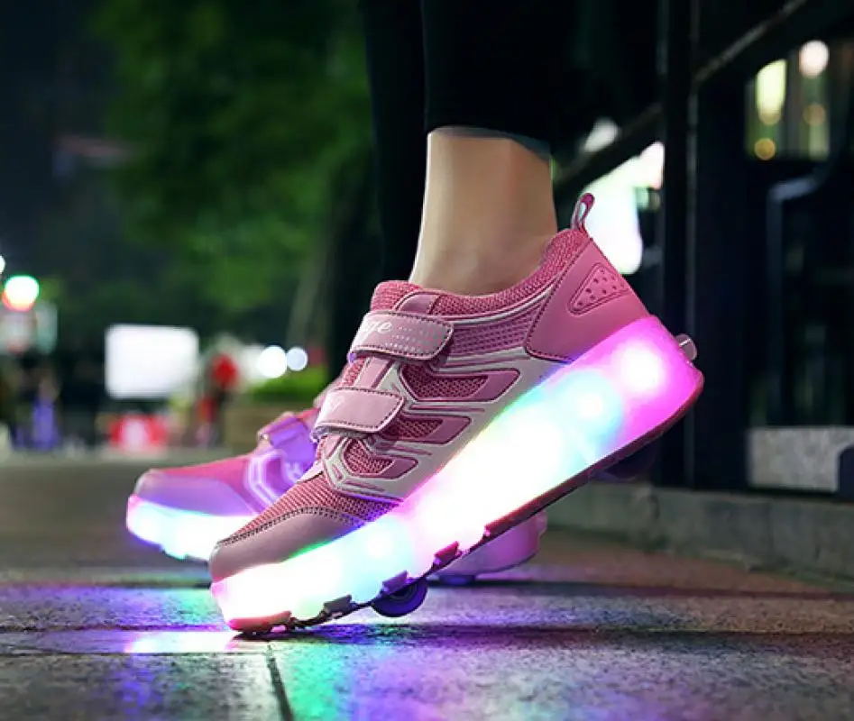 Chaussures de patin à roulettes avec lumière LED pour enfants et adultes, baskets de course Parkour, chaussures de sport coulissantes à 2 roues, déformation clignotante, déformation et déformation