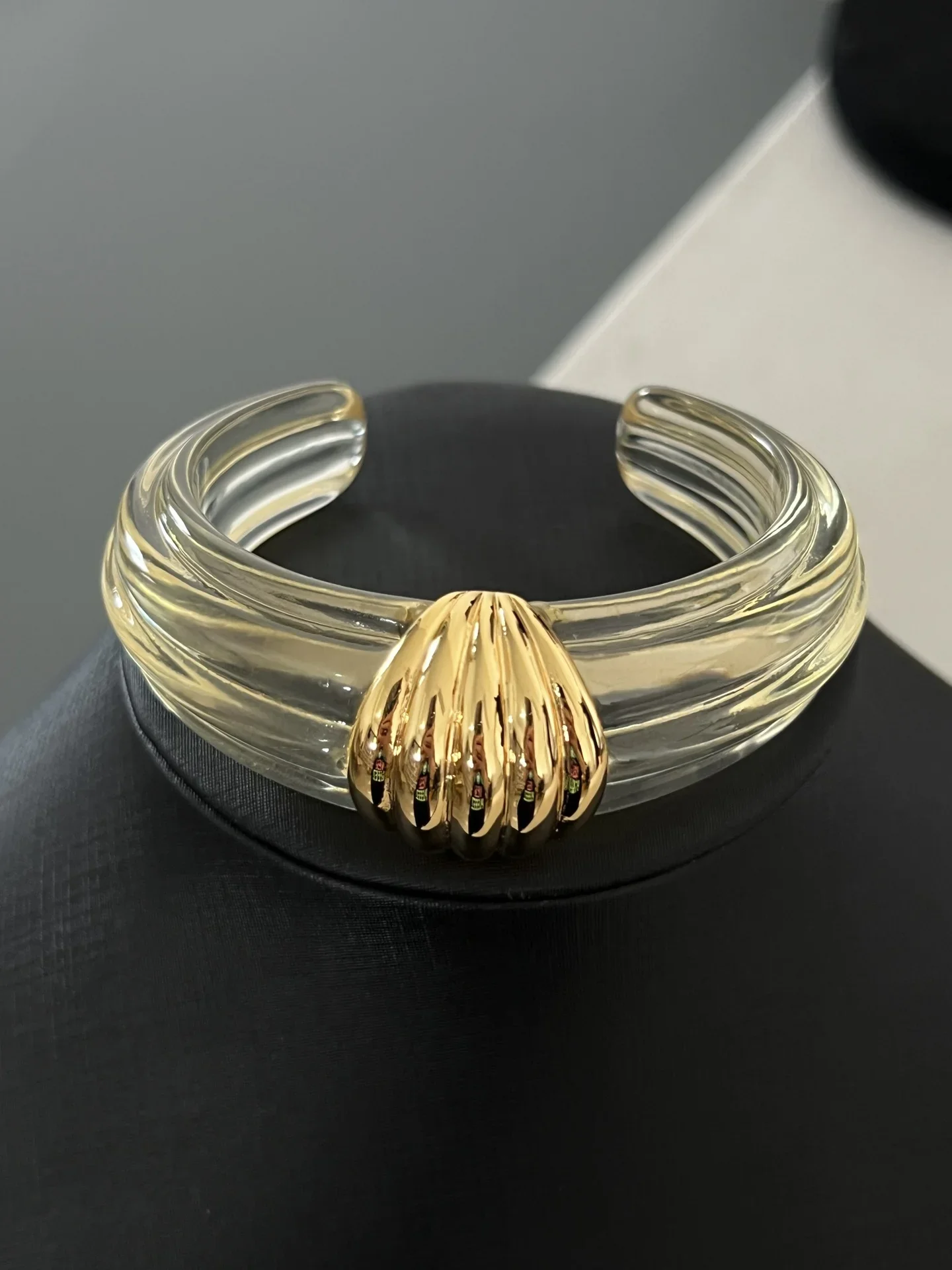 

Transparent personality trend exquisite resin bracelet