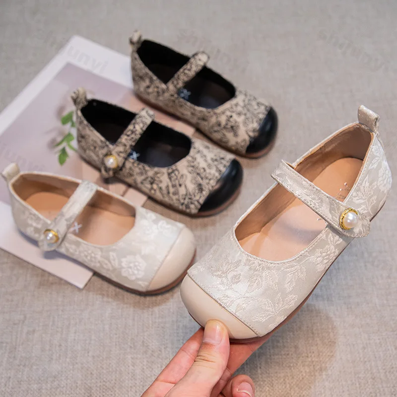 

Одиночная обувь для девочек, маленькая нескользящая повседневная обувь принцессы, новинка 2025, летние детские элегантные удобные мягкие сандалии с вышивкой