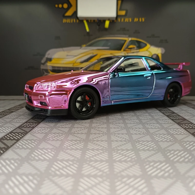 1:24 Nissan GT-R34 modelo de coche de aleación galvanizada ornamento, puertas y capó del motor, el maletero se puede abrir con regalos de sonido y luz