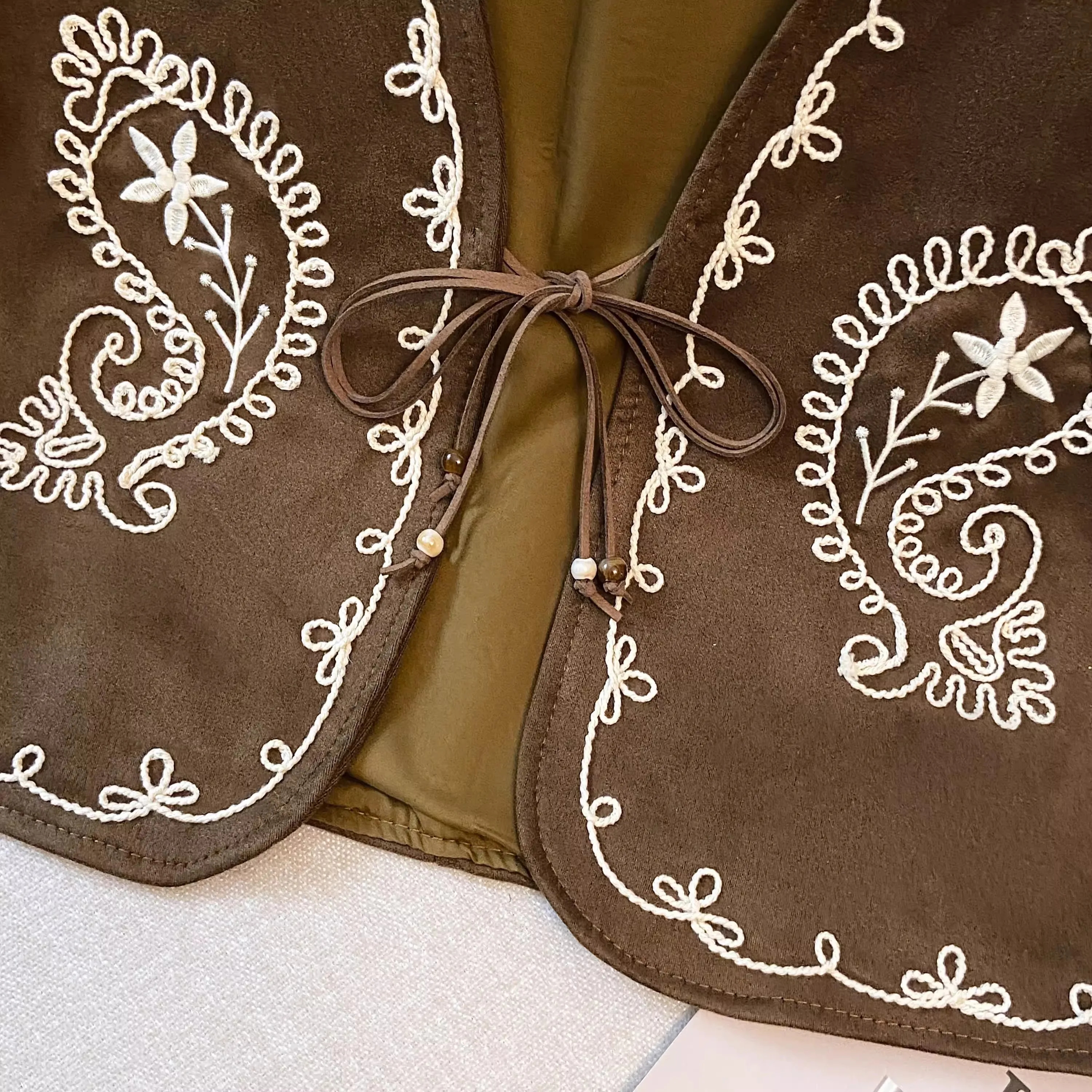 Retro Etniczna Damska Kamizelka z Bogatym Haftem, Zapinana na Pasek, Wyszczuplająca Bluzka do Noszenia na Wierzch, Krój Regularny, Długość Standardowa, Bez Guzików