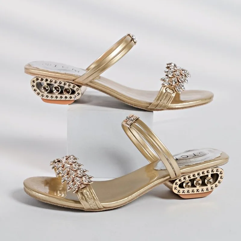 Sandalias de tacón medio con pedrería de lujo para mujer, estilo bohemio, doradas, con tacón original, chanclas de verano, 슬리퍼