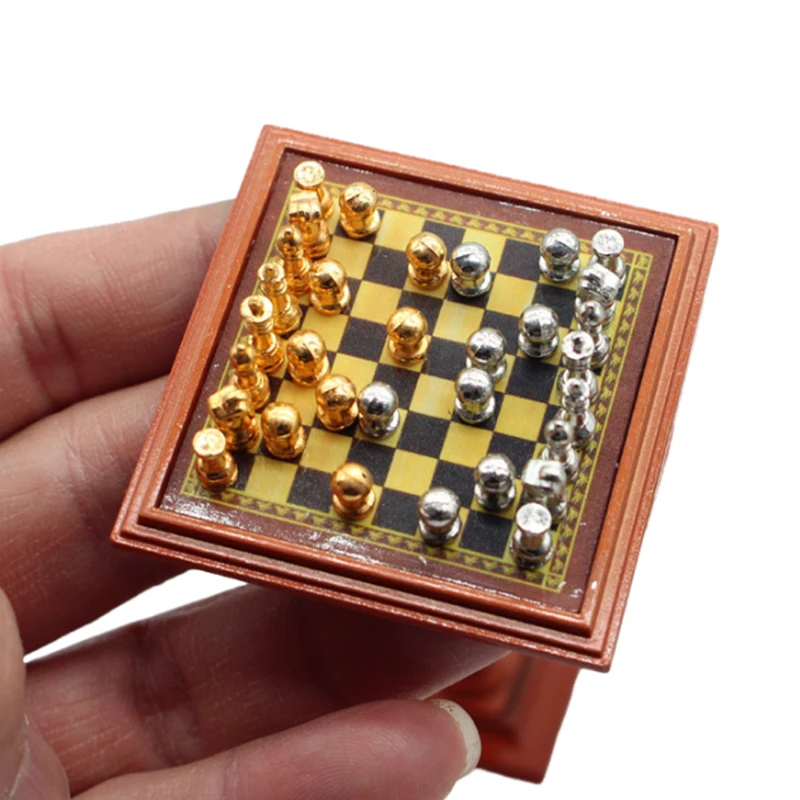 Dollhouse Miniature Alloy Chess Set Mesa quadrideira, Soldado Cena Modelo, Decoração para casa, Brinquedo infantil, 1 Conjunto, 1:12