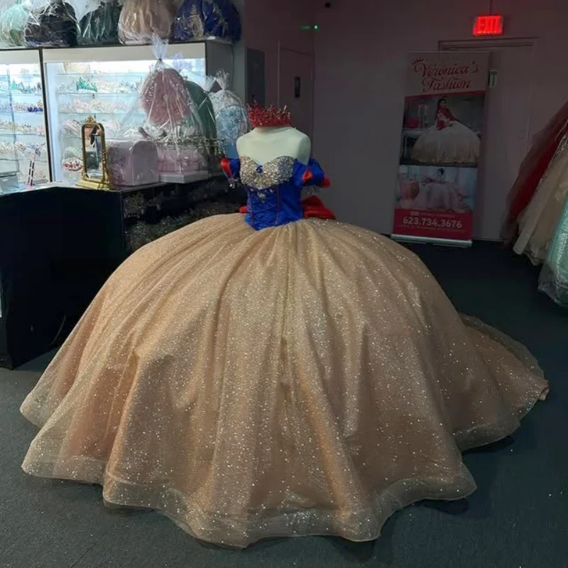 ชุดเดรสงาน Quinceañera สีแชมเปญ แบบเปิดไหล่ ประดับคริสตัล หางยาว พร้อมโบว์ vestidos de 15 Quinceañera ﻿ ปรับแต่ง