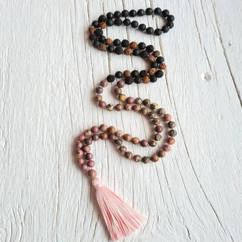 

Ожерелье-мала из натурального лавового камня и рудракши с 108 бусинами и розовым кисточком, ароматерапевтическое духовное украшение