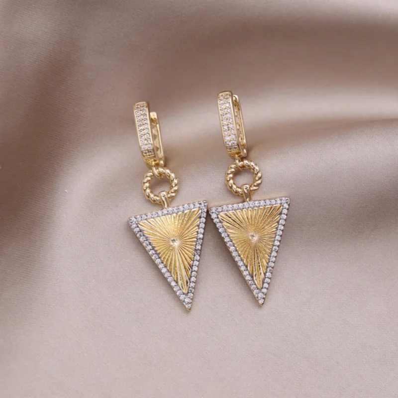 تصميم كوري جديد مجوهرات الأزياء لونين مطلي معدن مثلث الزركون قلادة أقراط أنيقة المرأة الملحقات اليومية