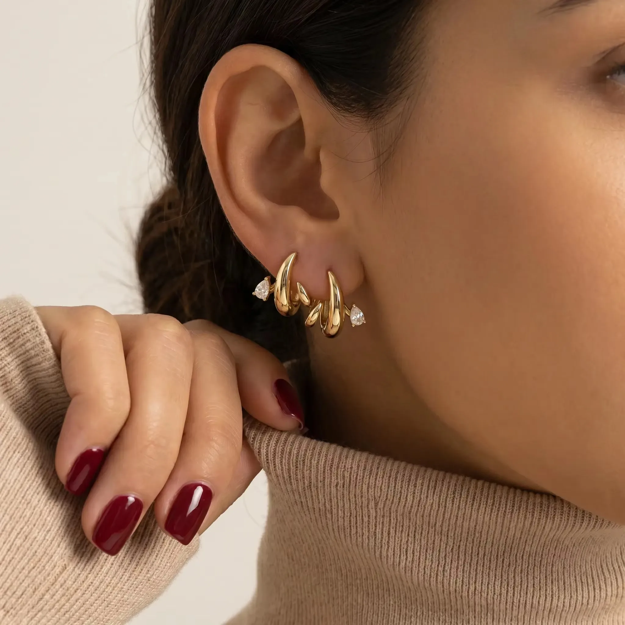 Moonmory Einzigartiges Design Luxusmarken Messing Huggie Creolen für Damen Minimalistisch 5A Birne Marquise Oval 18K Vergoldete Ohrringe – Detail 10