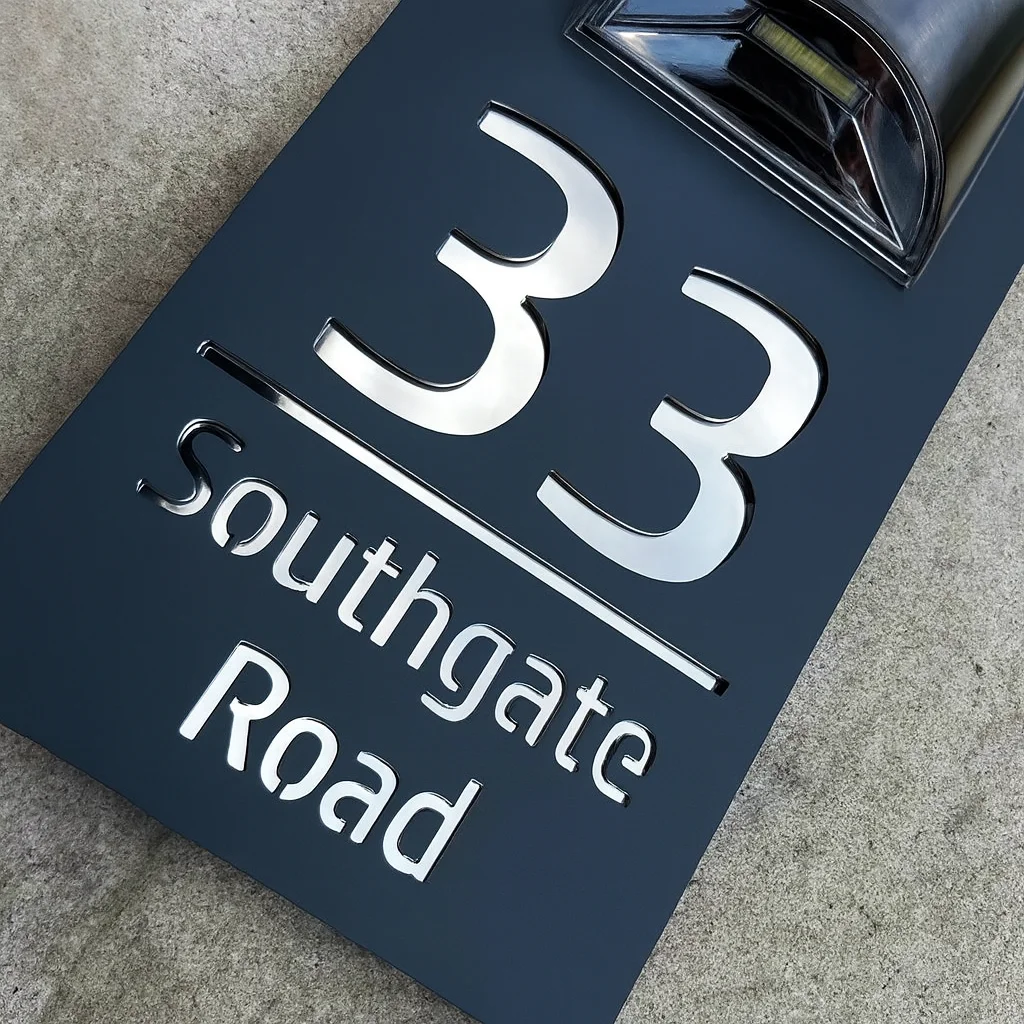 Custom Solar-Powered LED Address Plaque Modern Acrylic House Number Plate with Family Name, Durable Waterproof Outdoor Door Sign