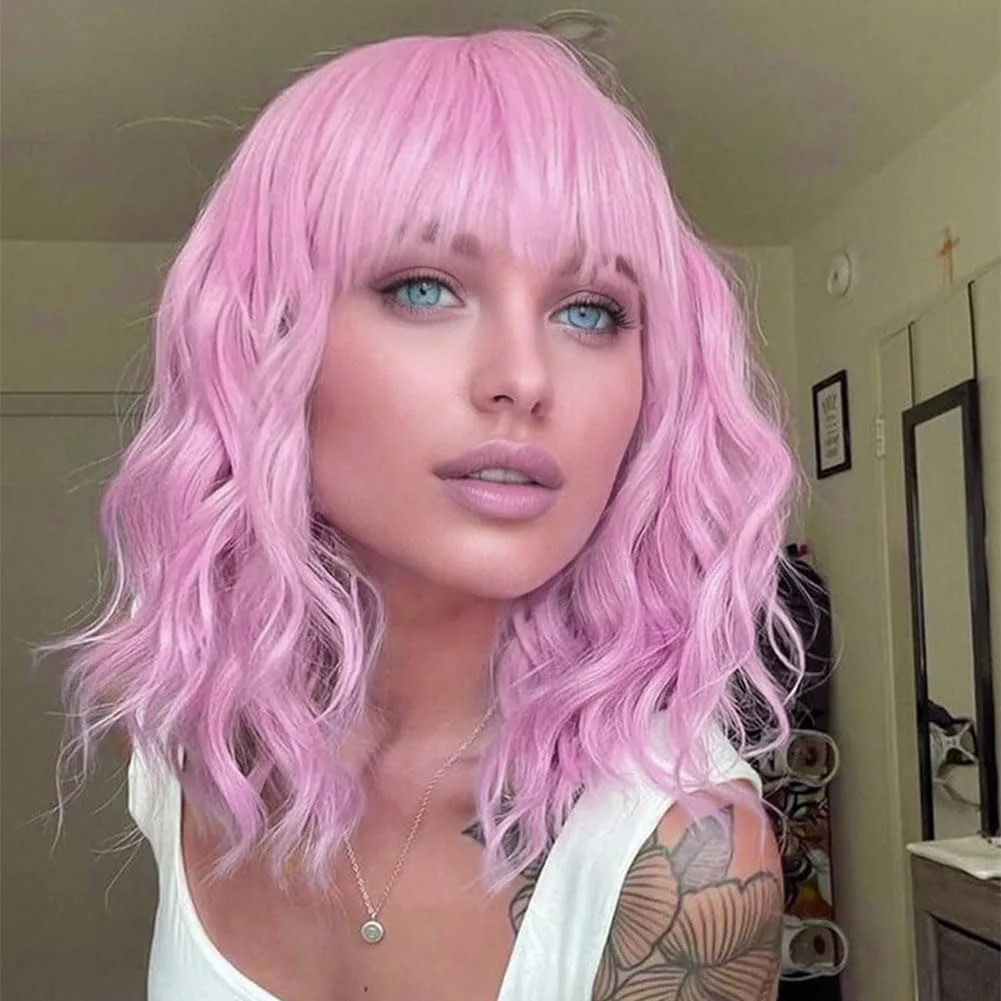 

Розовый парик с челкой Короткие волнистые парики для женщин Длина плеч Вьющиеся парики Боб Термостойкие синтетические парики для Хэллоуина Косплей