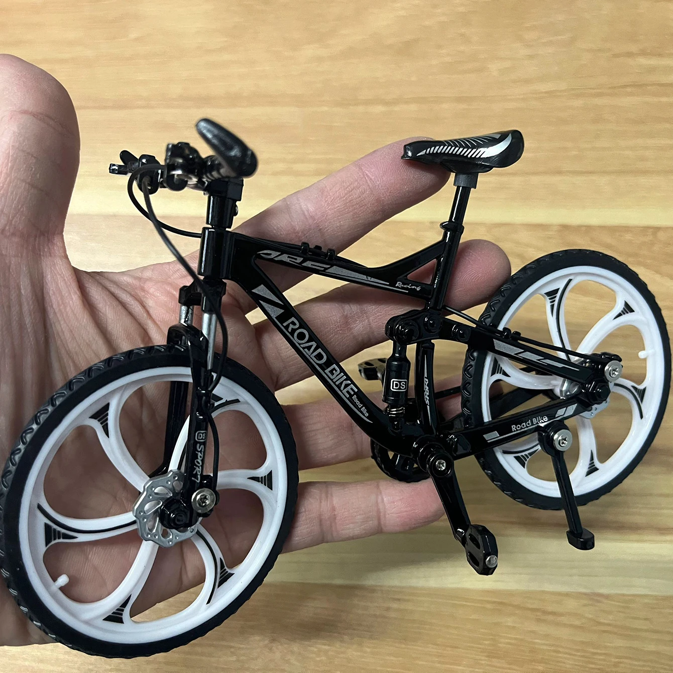 1:8 Mini Model Alloy Bicycle Diecast Finger Mountain Metal Black Bike With Shock Absorption Simulation Collection Toys Boys