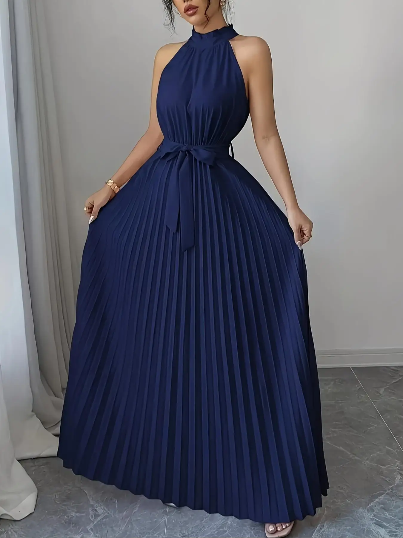 Elegantes Damen-Neckholder-Kleid mit Schulterfreiem Design, Sommermode, Knittereffekt, Langes Abendkleid mit Taillenband – Detail 4