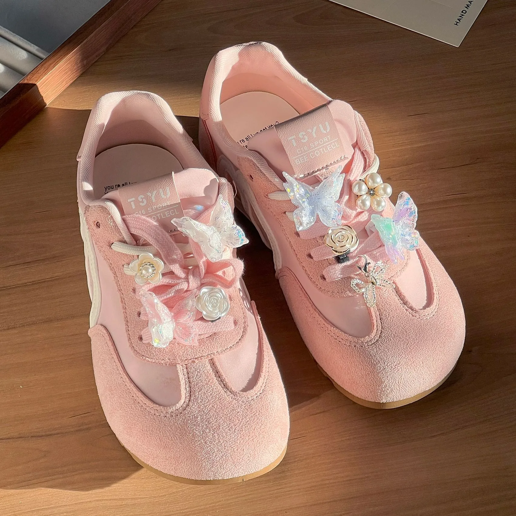 1PCS Butterfly Pearl Flower Shoelace Charms Set, Detachable Shiny Butterfly Rose Camellia Shoe Lace Decor Clips Shoe Decoration