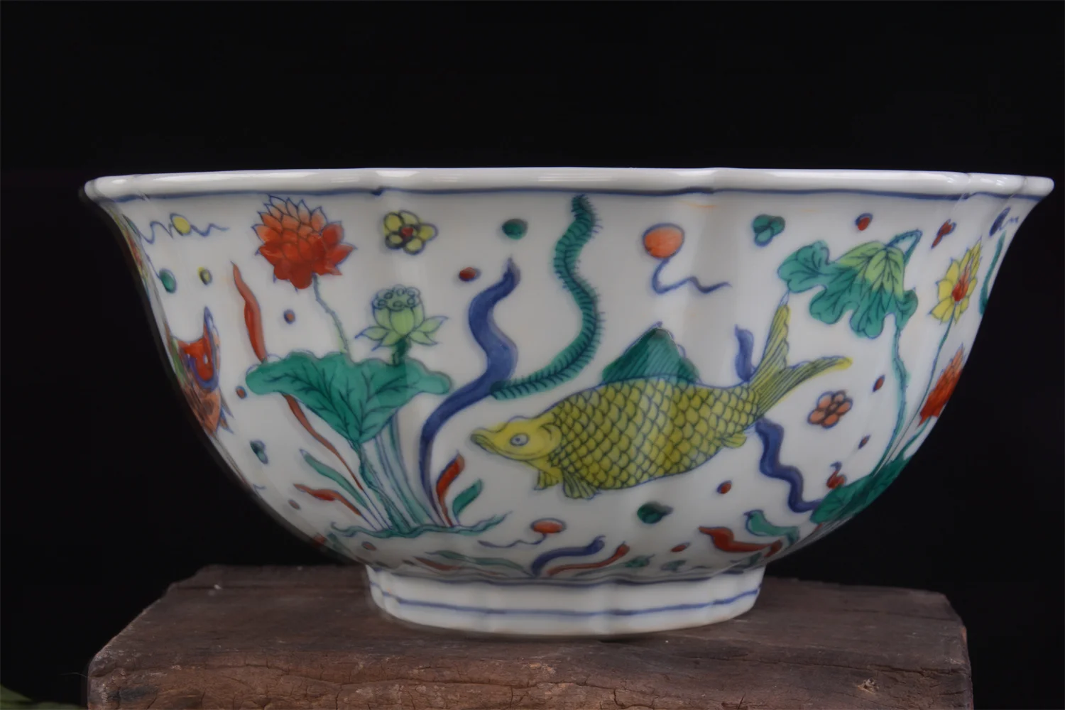 Qing Chenghua porcelain wu cai fish big bowl