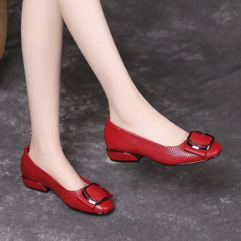 مصمم امرأة أحذية مكتب أحمر الربيع الانزلاق على كعب مربع حذاء كاجوال سيدة مضخات موضة أنيقة النساء حذاء sandalias de mujer