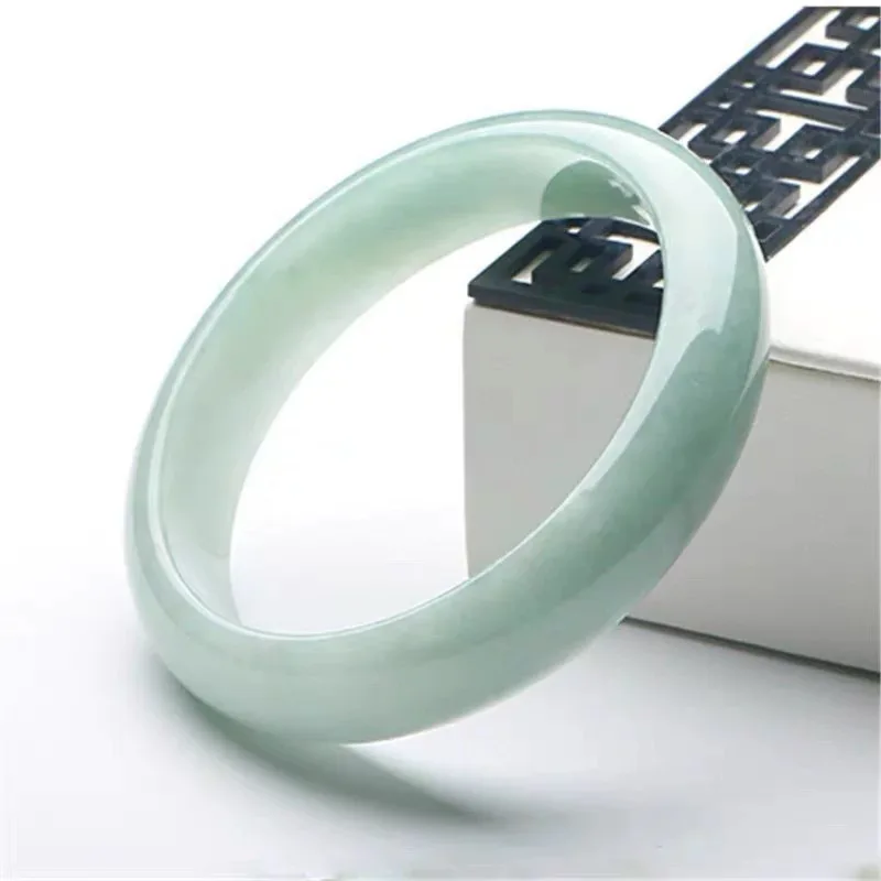 Bracelet en jade vert clair de type glace, jadéite avec motifs floraux