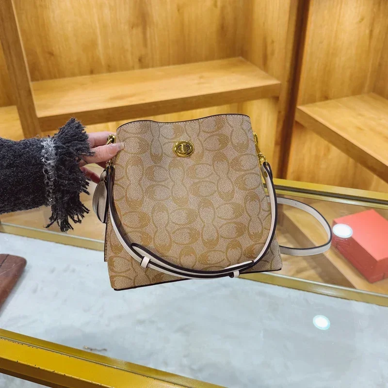 حقيبة كروس عصرية من مصمم باريس - محفظة نسائية أنيقة وبسيطة مع شعار حروف عتيقة وحزام قابل للتعديل