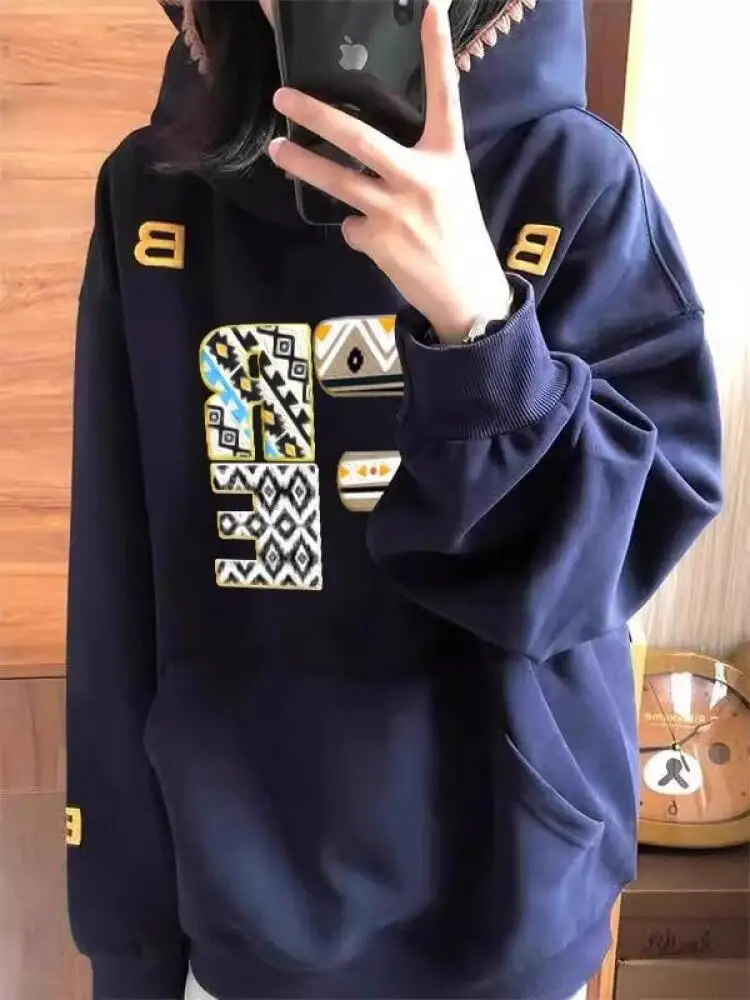 女性刺繍入りレターフード付きスウェットシャツアメリカンレトロオーバーサイズぬいぐるみ長袖ルーズトップクラシック多用途冬ファッション
