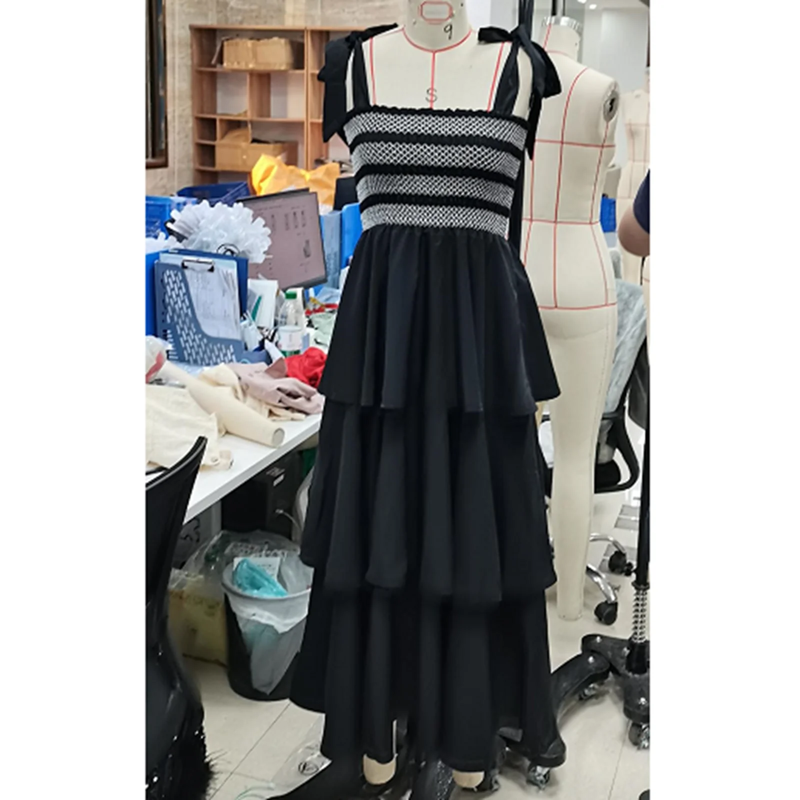 Abito da donna con spalline e cravatta, senza maniche, con busto smock, abito con volant a strati, per vacanze al mare, feste estive, abbigliamento quotidiano, streetwear