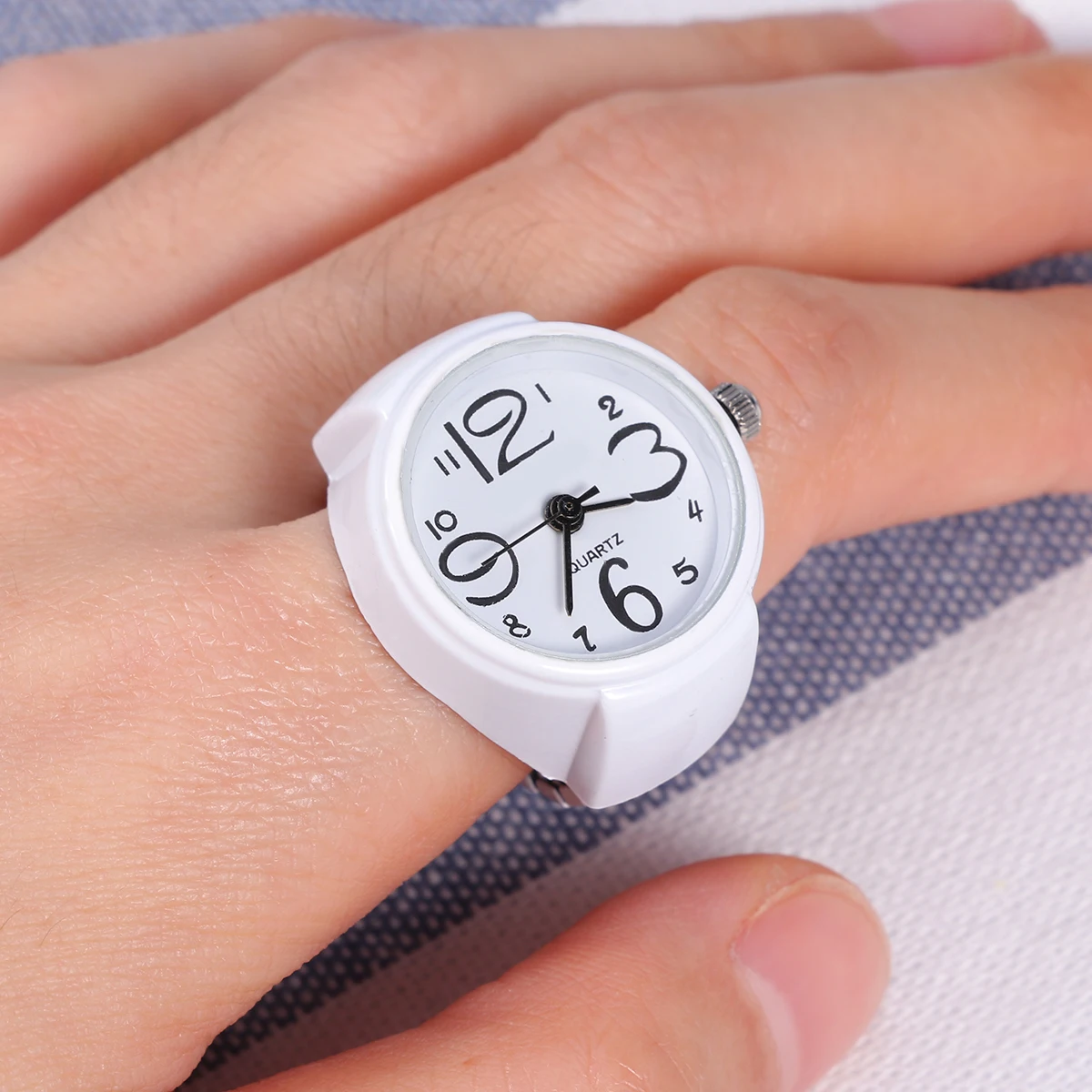 

1pc Fashion Quartz Watch For Unisex Stylish Finger Watch-Shaped Ring Novelty Gift Stretch Mini Watch-Shaped Ring White