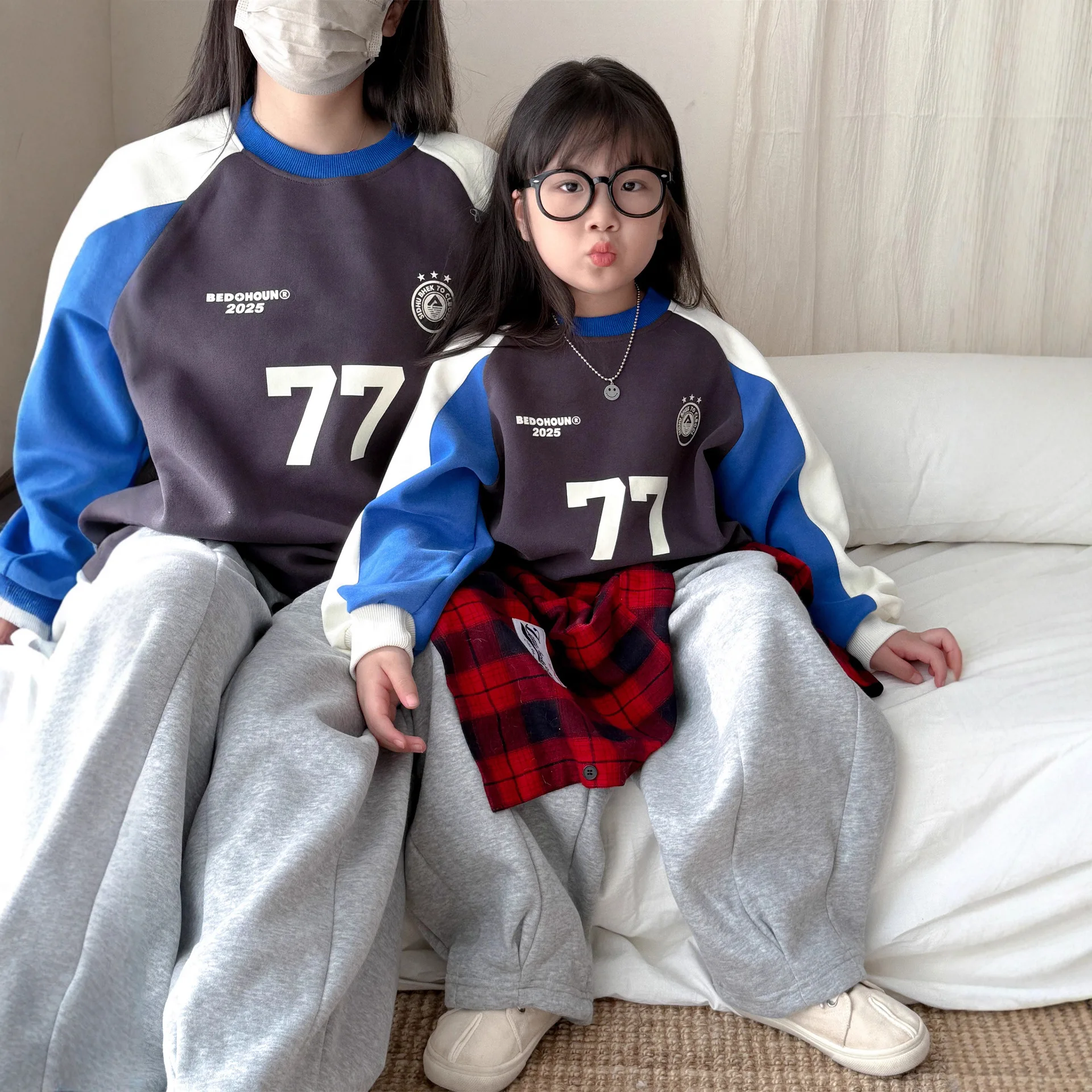 

2025 New Korean Style Family Round Neck Sweatshirt Color Block Print Matching Outfits for Boys & Girls 1-8 Years Unisex Kids