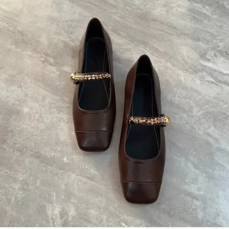 Damen-Mary-Jane-Schuhe mit quadratischer Zehenpartie, aus weichem Kunstleder mit goldfarbener Kettendekoration, im Retro-Eleganz-Stil, mit bequemem, flachem Absatz, passend zu jedem Outfit. – Detail 5