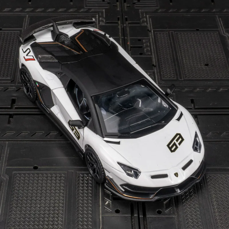 CCA 1:32 simulación Lamborghini Aventado SVJ63 coche en miniatura de aleación puertas y maletero de coche de rally se pueden abrir regalos de sonido y luz