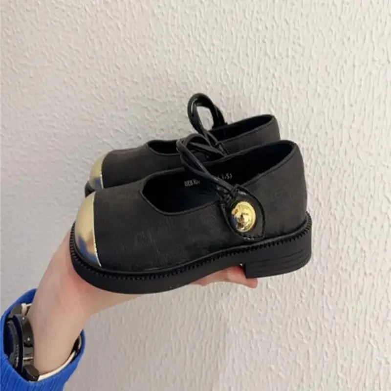 أحذية الفتيات من الجلد مع نعل ناعم فم مربع حلو أنيق 2025 خريف نمط جديد مطرز النمط الصيني الفتيات الأميرة S