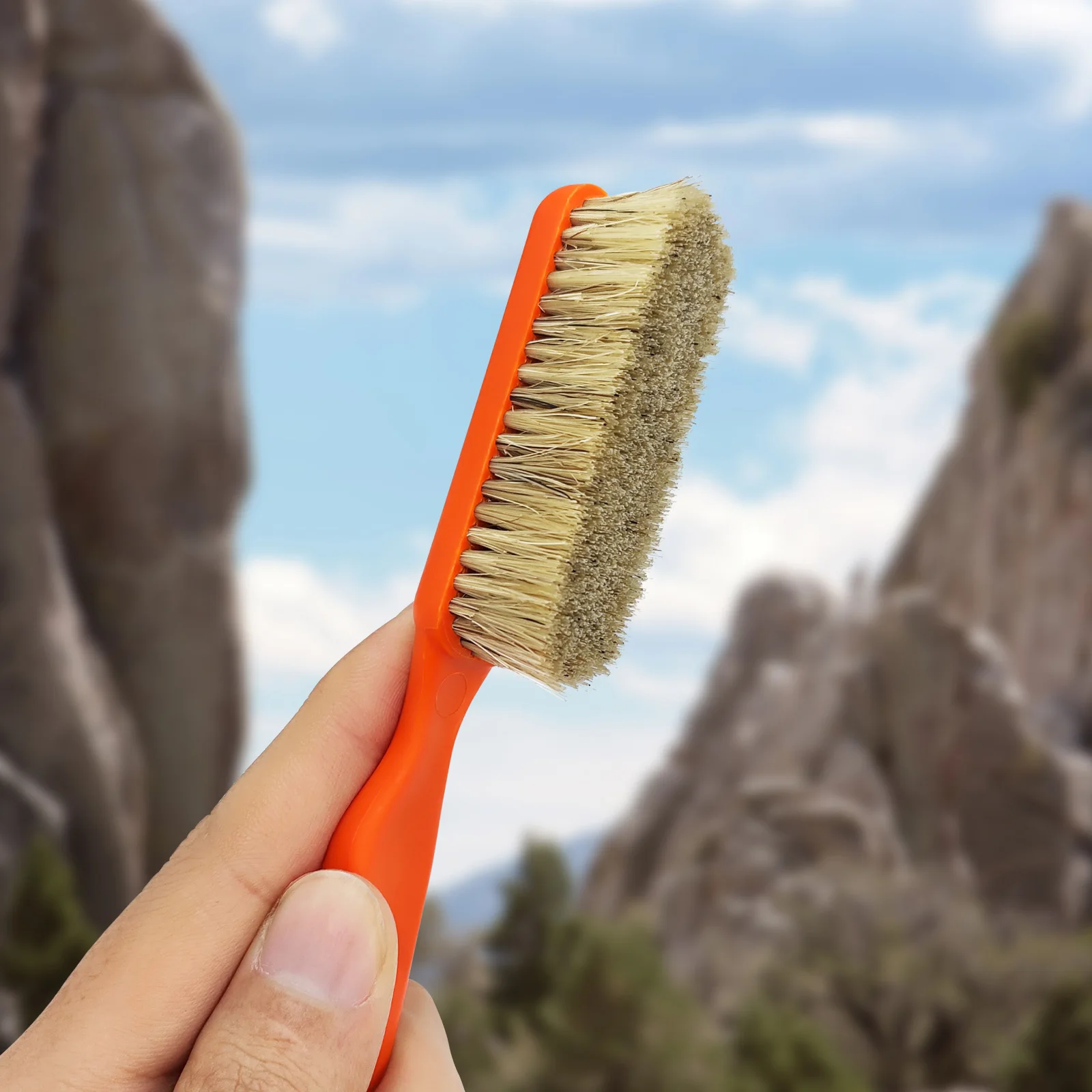 Climbing Chalk Brush with Thick Ultra Durable Boar\'s Hair Bristles, Bouldering Brush with Ergonomic Handle