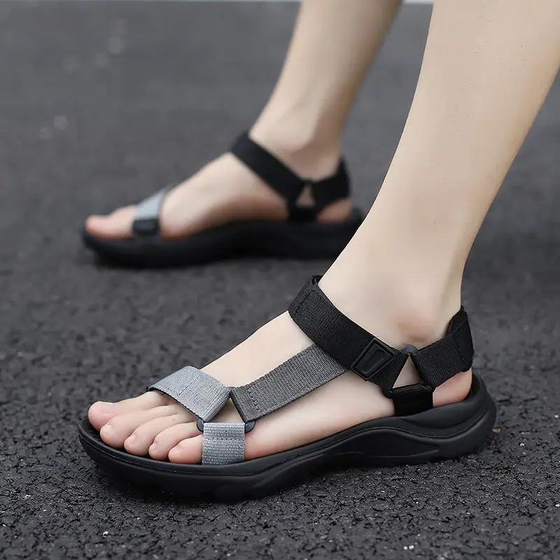 

Летняя низкая цена в римском стиле, дышащая нескользящая обувь для мужчин, тренд на открытом воздухе 2024, дешевые роскошные дизайнерские мужские сандалии высокого качества