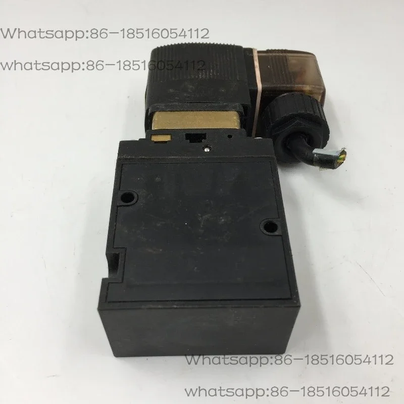 Two-position three-way four-way solenoid valve 6518C8.0 G1/4 00151385 physical picture in stock