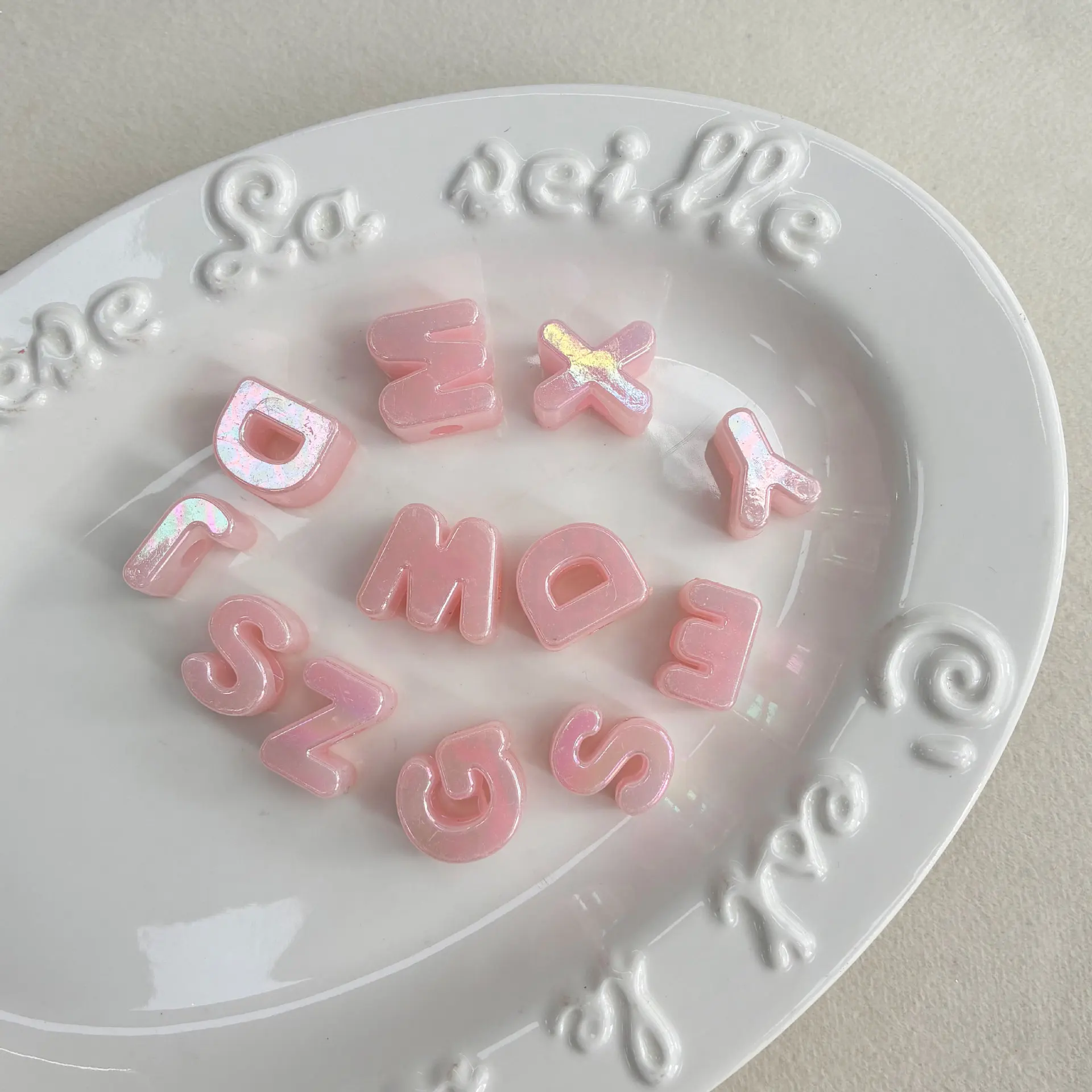 Bonbonfarbene 20mm Schillernde Acryl-Buchstabenperlen DIY-Set Alphabetperlen für Schmuckherstellung Schlüsselanhänger Flechten Basteldekoration – Detail 9