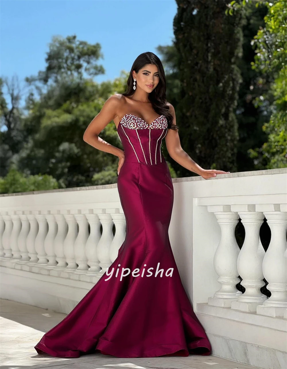 Maßgeschneiderte moderne Stil elegante Charmeuse Strass Falten Meerjungfrau trägerlose lange Kleider maßgeschneiderte Anlasskleider hohe Qualität