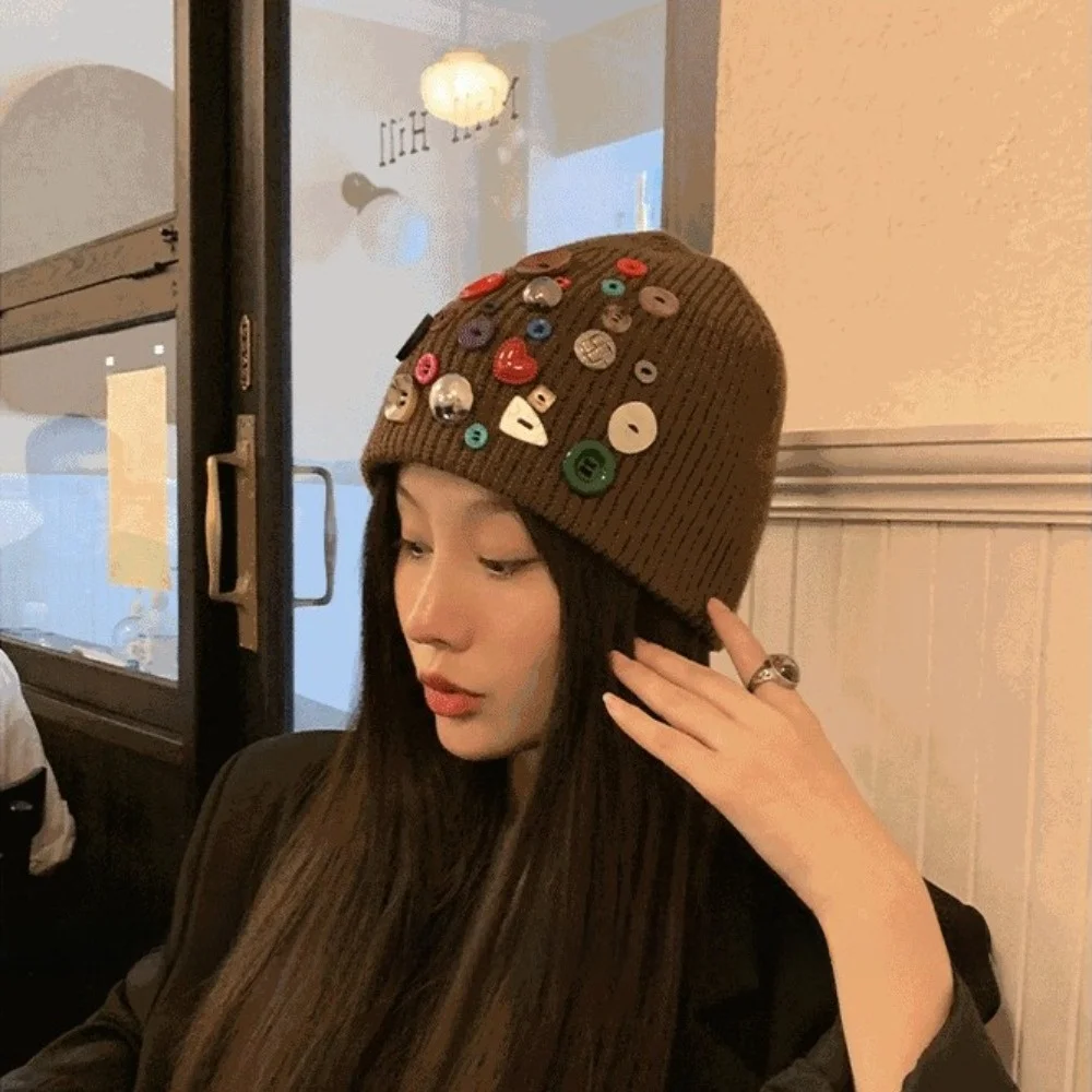قبعة بيني مزينة بأزرار ملونة، - مراجعة Beanie Cuffed Knit وسعره