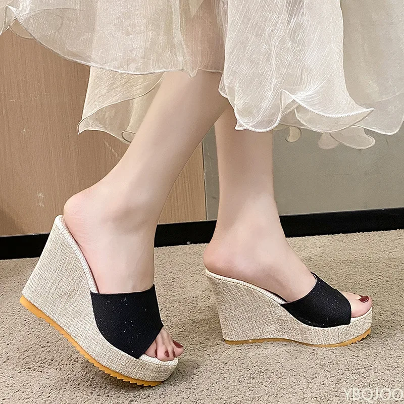 مجموعة كبيرة الحجم ذات الكعب العالي يرتدي النعال للنساء في صيف 2026 نمط جديد للارتداء في الهواء الطلق قطعة واحدة سحب غير رسمية للنساء