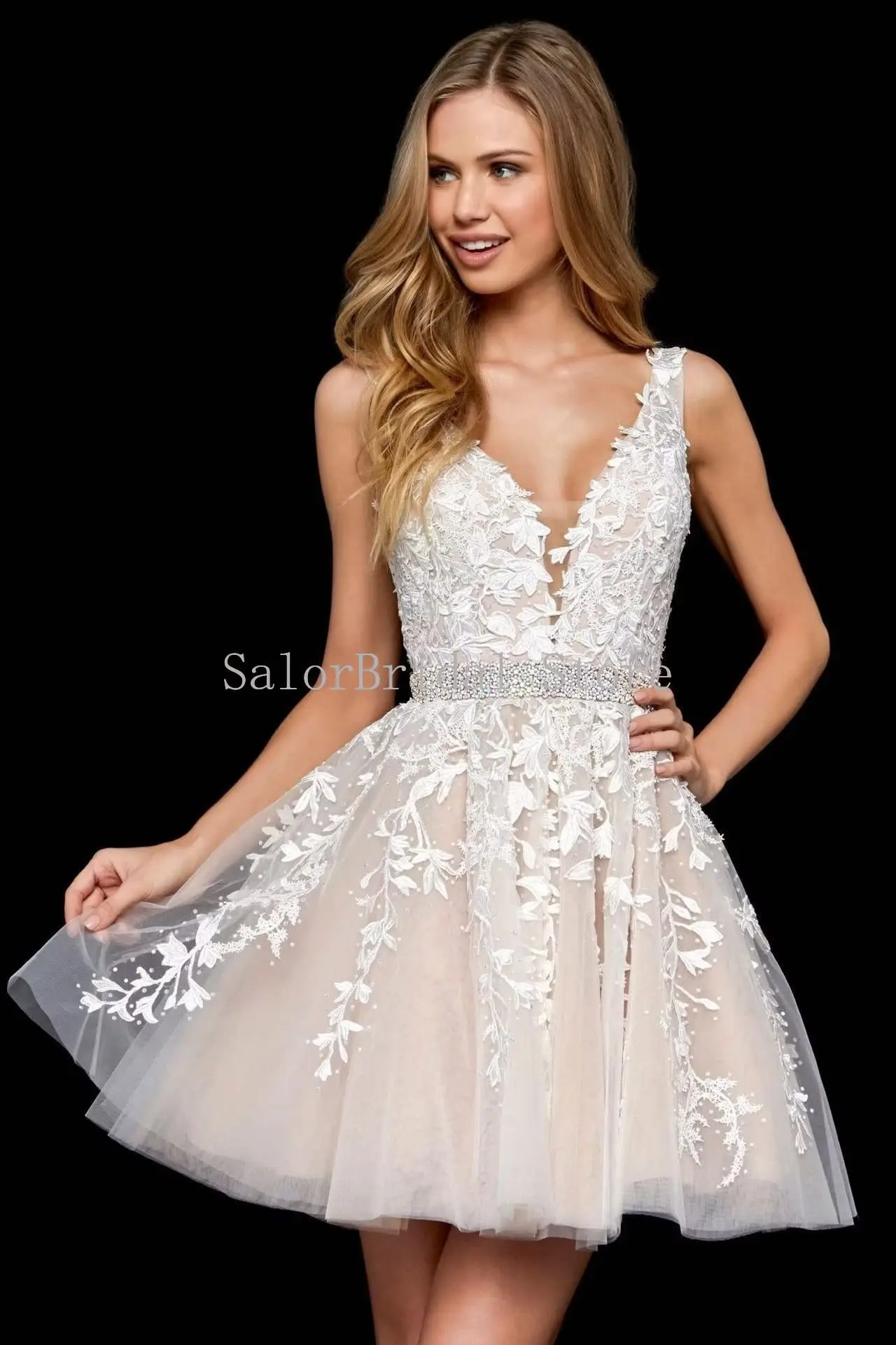 

Sexy Backless Strap Lace Applique Homecoming Dress for Teens V-Neck Short Tulle Cocktail Gown A-line Mini Formal Prom Dress