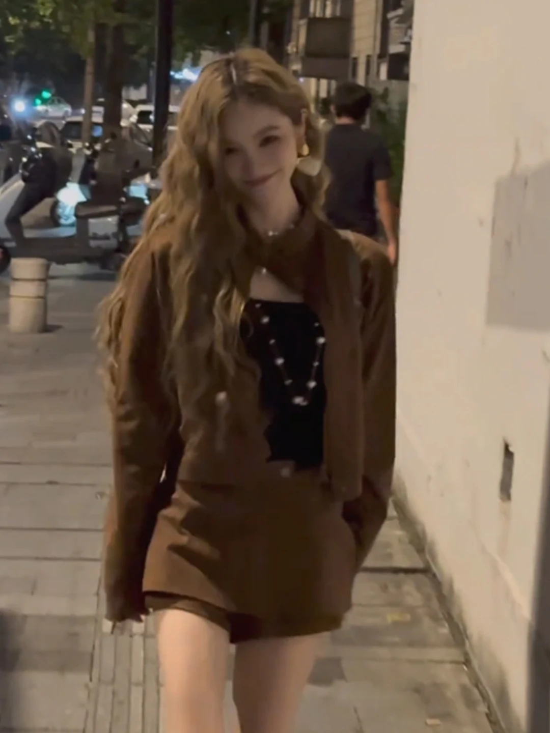 

Стильный комплект из короткой свободной куртки и шорт для женщин: модный образ для стильных девушек, осенняя коллекция, модный двухкомпонентный костюм.