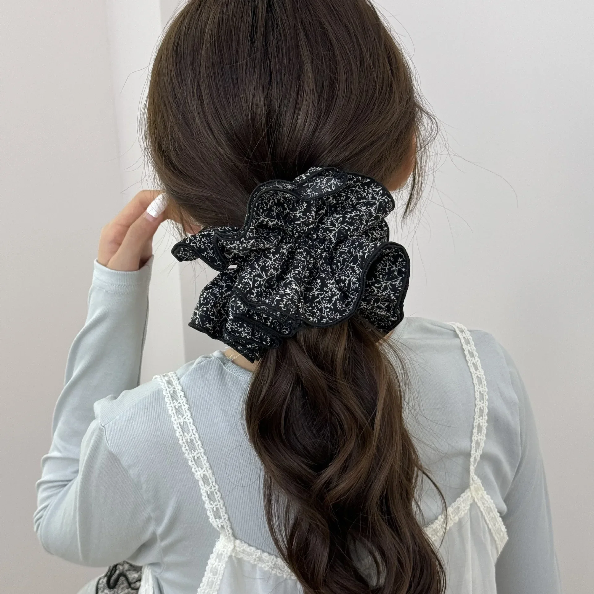 14 cm Haargummis mit Blumendruck im französischen Stil, vierlagig, hochwertiger Damen-Haarknoten, Haarseil, sanftes Haargummi, Kopfblume