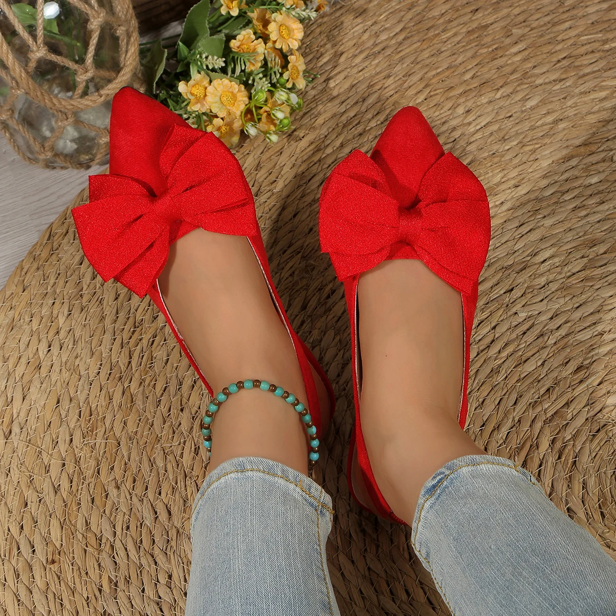 Neue Schmetterlingsknoten-Sandalen mit spitzer Zehenpartie und flachem Absatz, vielseitige Damen-Sandalen mit Rückenriemen, modische, schlichte Einzelschuhe aus PU-Material. – Detail 5