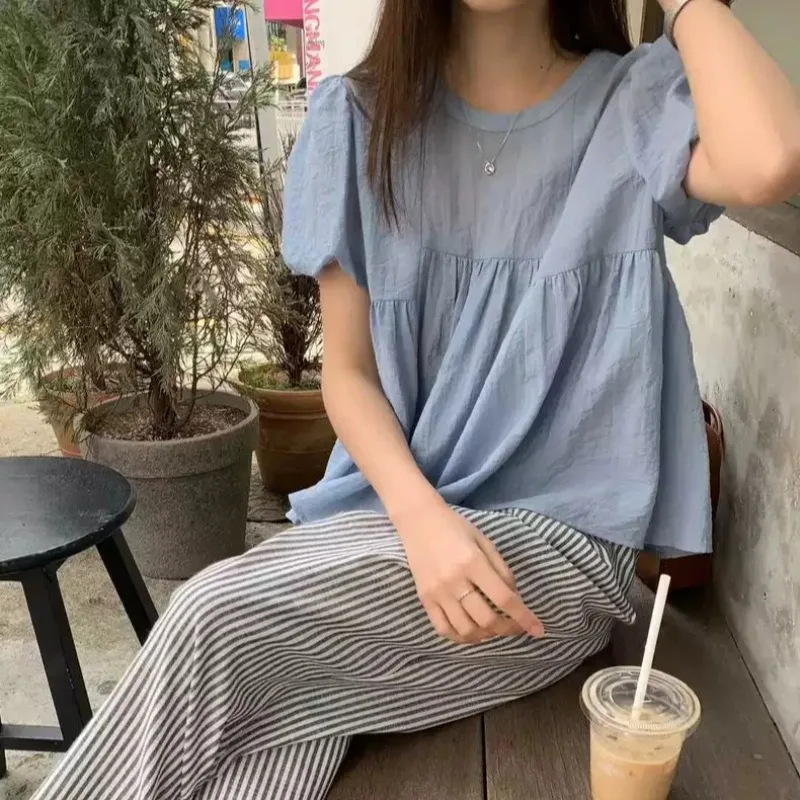 2025年夏向け、甘く若々しい印象の女性用ゆったりバブルスリーブ、ラウンドネック、オーバーサイズ丈、シフォン素材のトップス。通勤にも使える、ピュアカラー。
