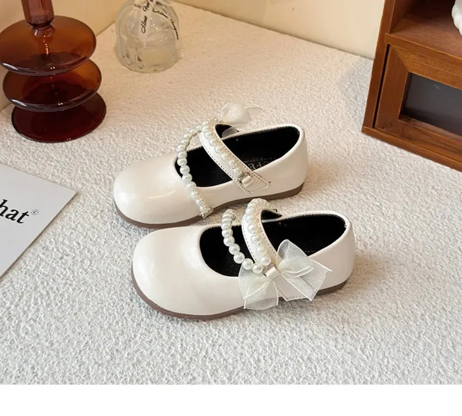 

Новые весенне-осенние кожаные туфли для девочек, модные универсальные туфли-принцессы с кружевной отделкой, мягкая подошва, нескользящие, для танцев.