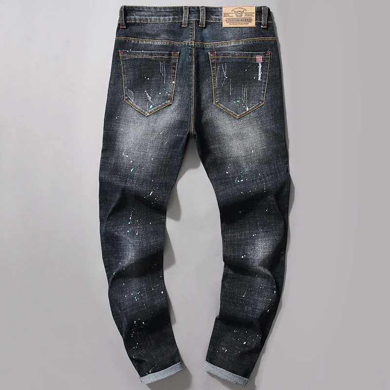 2025 Primavera Nuovi jeans elastici per pantaloni lunghi casual da uomo con toppe strappate Jeans da uomo dimagranti alla moda con gambe piccole