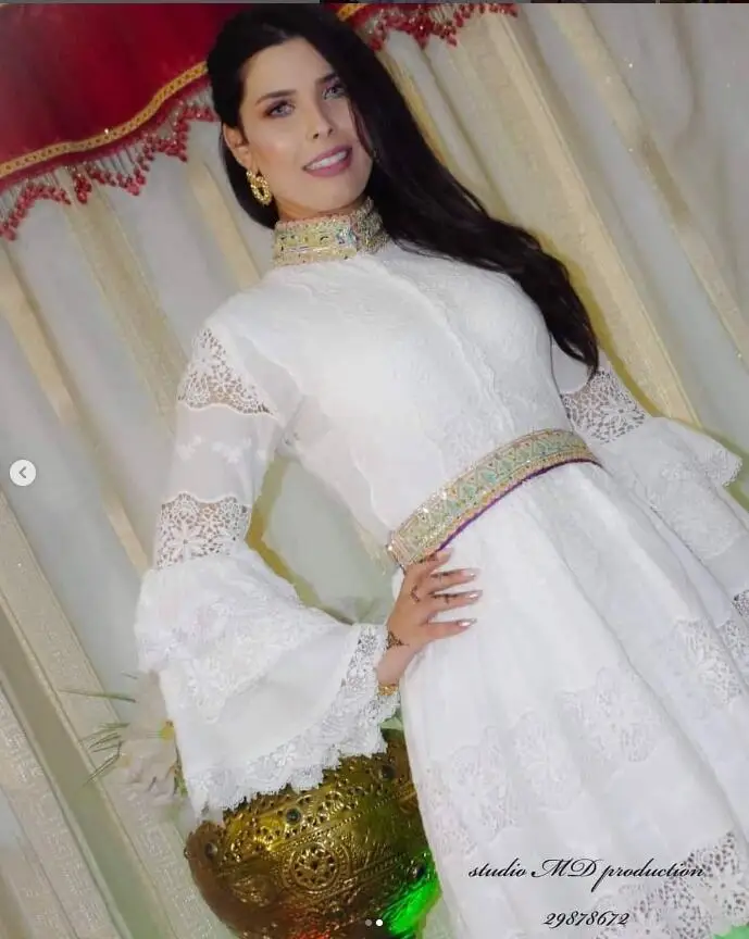 Maßgeschneidertes kleines weißes Kleid, kurzes kaftanfarbenes arabisches Ballkleid mit langen Ärmeln, Spitze, Perlen, Stehkragen, Mini-Abendkleid für Hochzeitsgäste