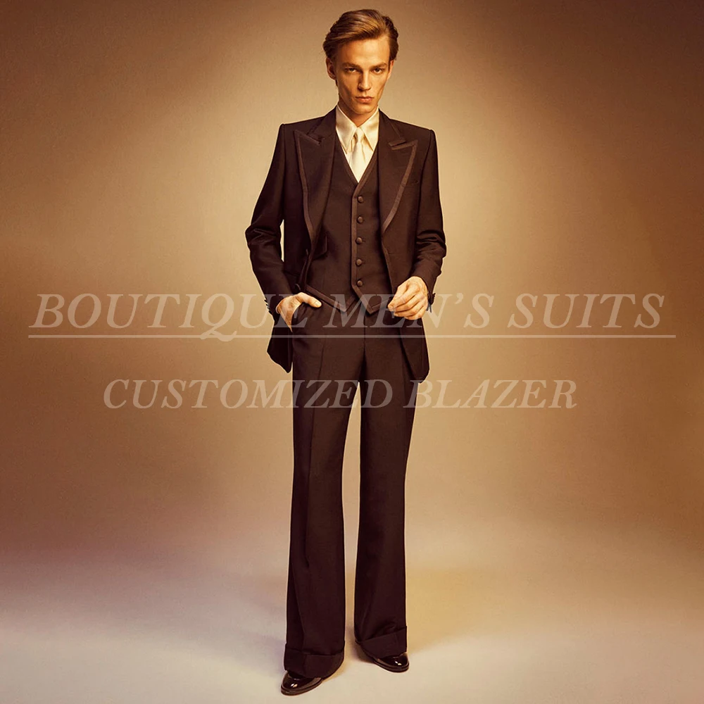 

Мужские костюмы Slim Fit из 3 предметов: пиджак, брюки, жилет. Высококачественные облегающие однобортные деловые комплекты. Индивидуальный пошив.